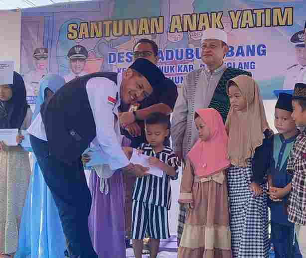 Sebanyak 12 Anak Disunat Massal, 70 Anak di Desa Kadubungbang Disantuni 