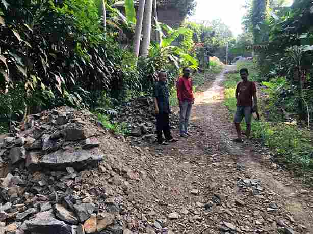 Yoyon Sujana Pantau Pembangunan Jalan Desa Harapan Karya 