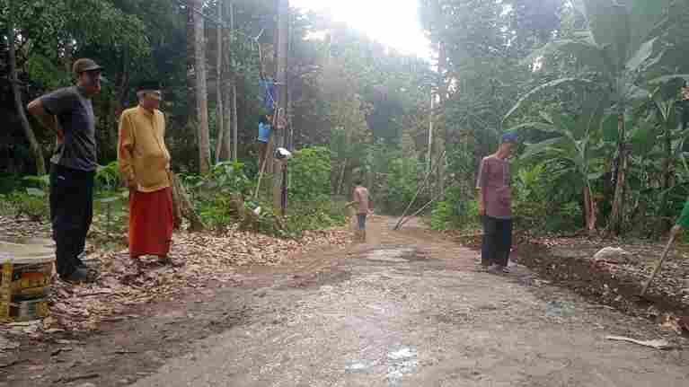 Kecewa Tak Kunjung Diperbaiki Pemkab, Warga Kalapa Handap Gotong-royong Bangun Jalan