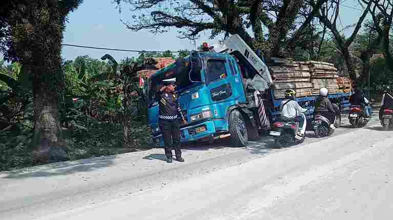 Bawa Bekisting Proyek, Truk Besar Terperosok ke Irigasi 