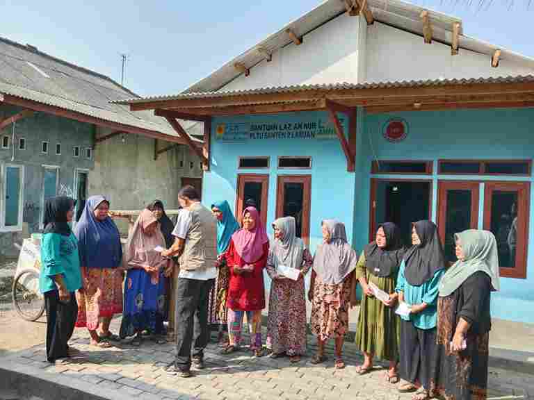 PLTU Banten 2 Labuan Lakukan Bedah Rumah dan Santunan Anak Yatim Piatu