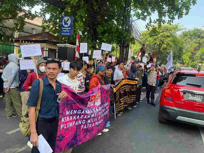 LMND dan Warga Kampung Tanah Merah Lakukan Unras di Depan PN Jakarta Selatan