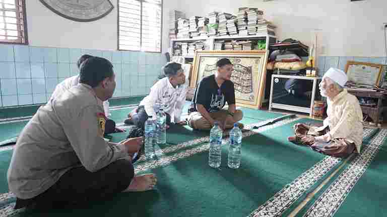 Karutan Kelas IIB Pandeglang Kunjungi Ulama Kharismatik Abuya Muhtadi