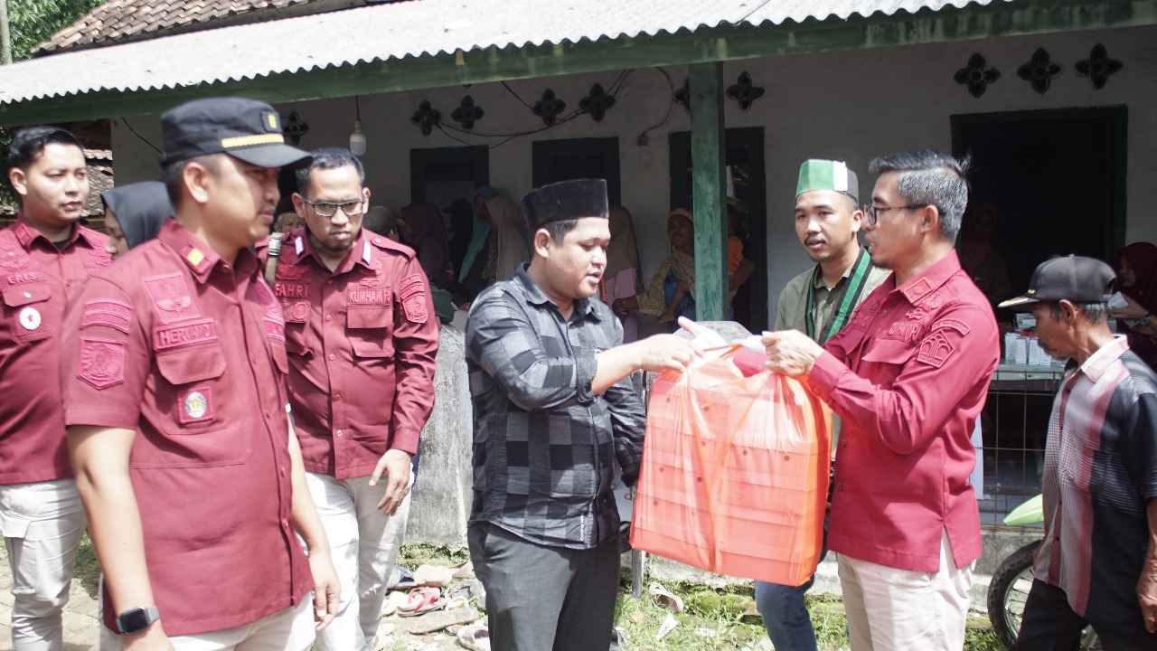 Karutan Kelas IIB Pandeglang bersama HMI Salurkan Bantuan Makanan Untuk Korban Banjir