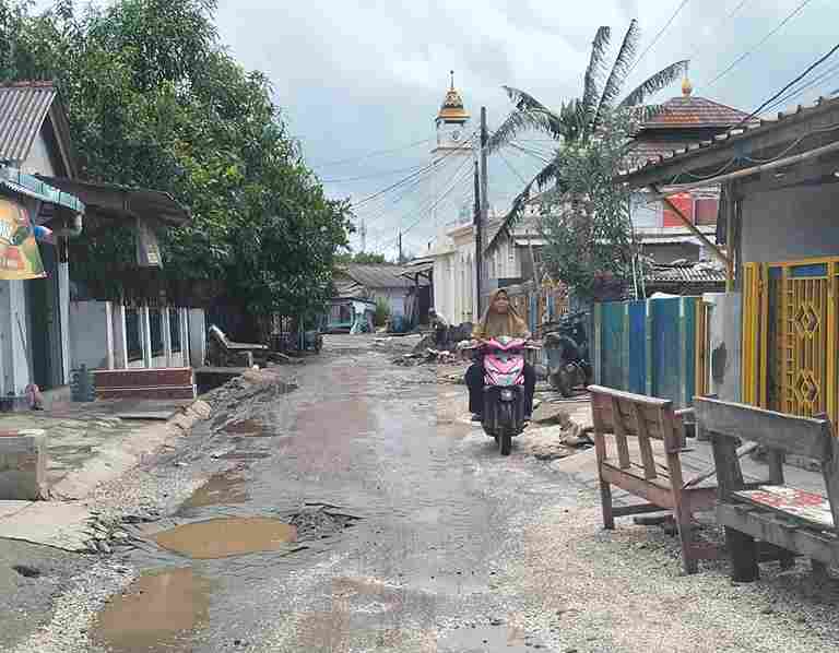 Warga Kampung Jongor Keluhkan Jalan Rusak Akibat Sering Dilalui Kendaraan Berat 