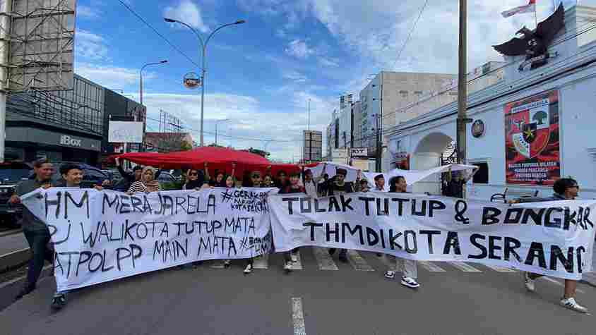 Bawa Bendera Raksasa, Mahasiswa Desak Pemkot Tutup THM di Kota Serang