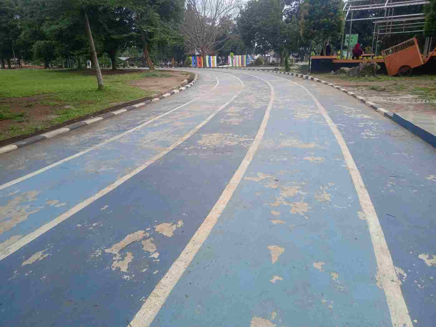 Pembangunan Joging Track Alun-alun Pandeglang Dinilai Asal-asalan