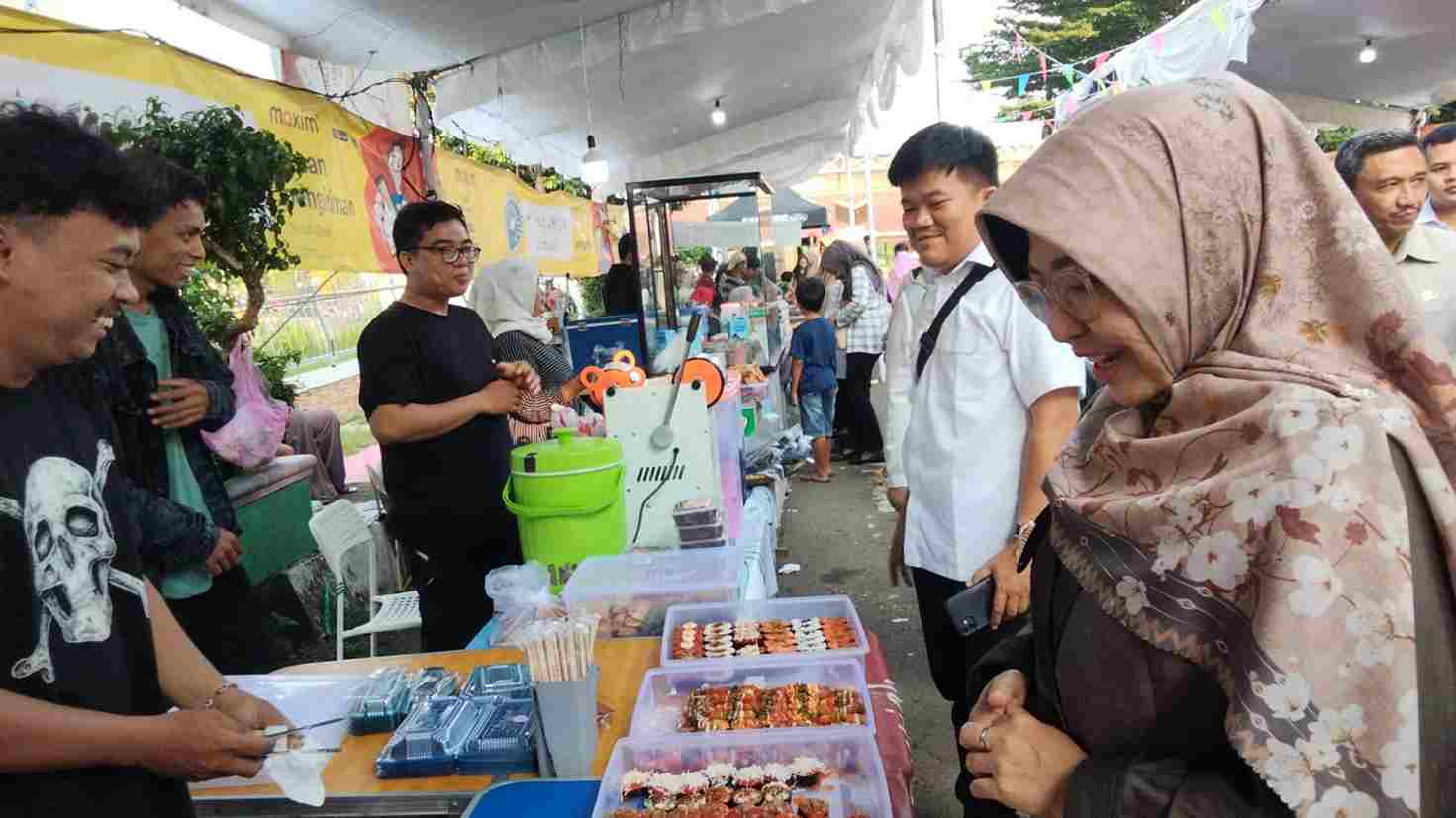 Dukung UMKM, Bupati & Wabup Borong Takjil di Bazar Ramadan Porwan