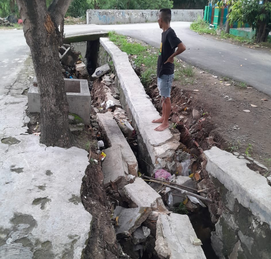 Warga Perumahan Taman Mutiara Indah I Kota Serang Keluhkan Selokan Air 