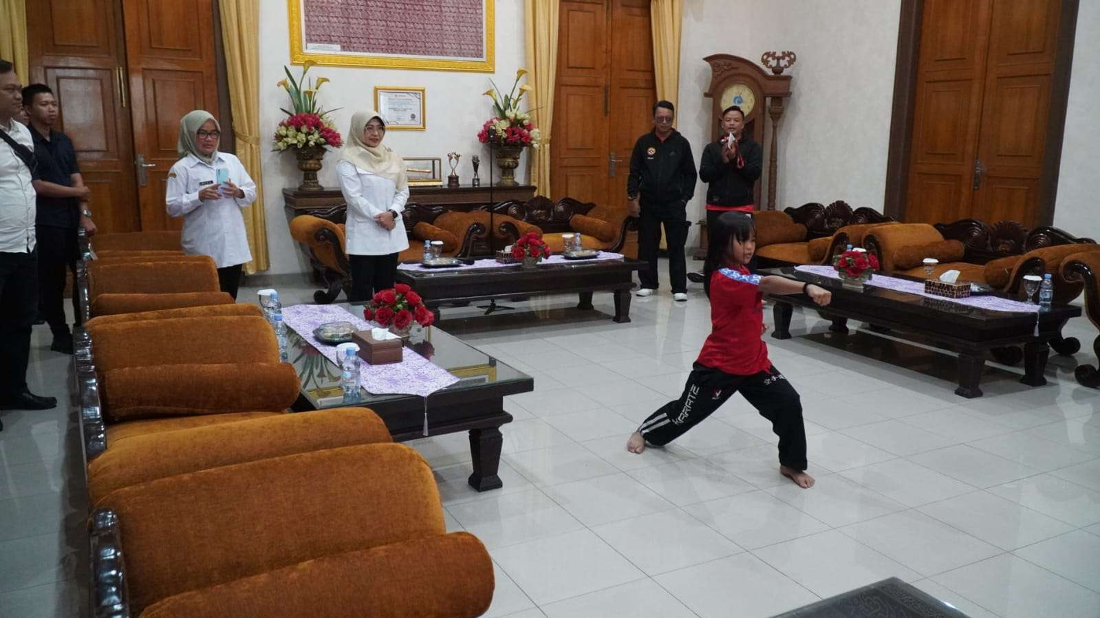 Torehkan Prestasi, Bupati Dewi Setiani Berikan Uang Pembinaan kepada Atlet Karate  