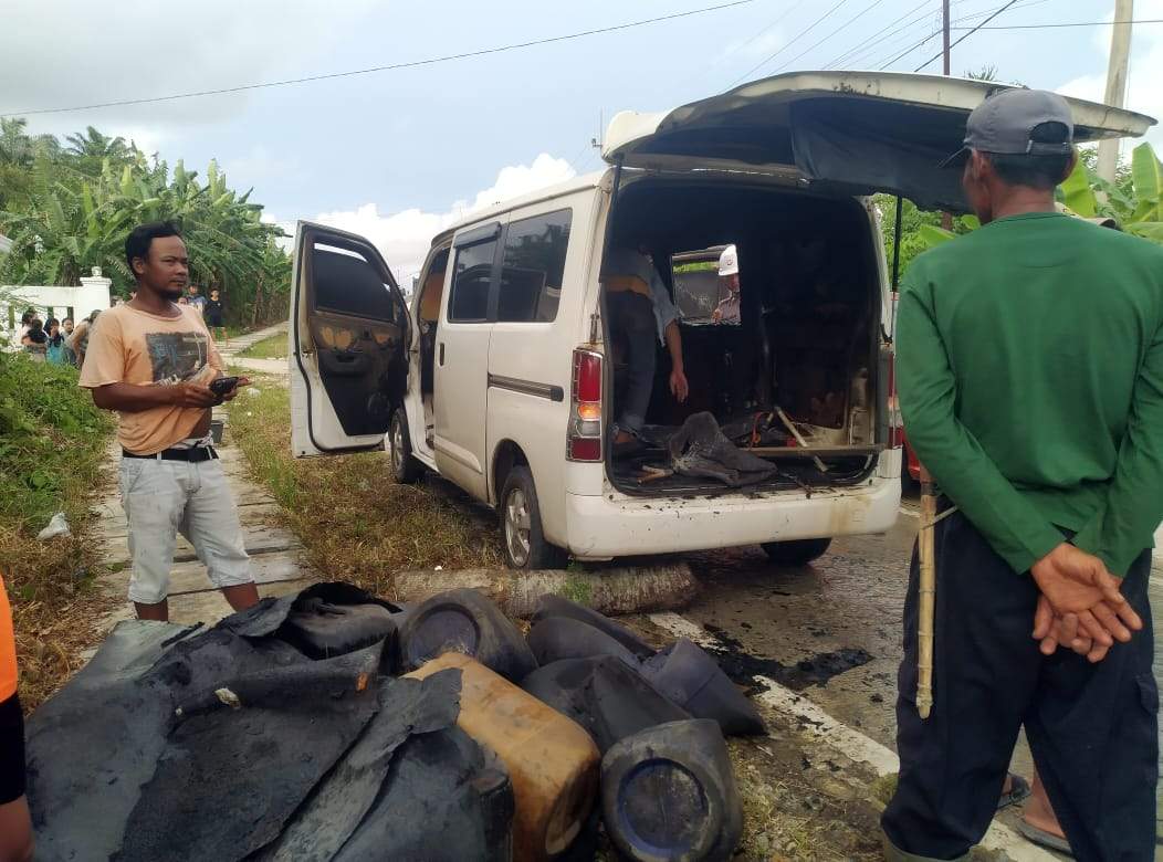 Diduga Akibat Tumpahan BBM, Mobil Gran Max Nopol A 1838 QC Hangus Terbakar