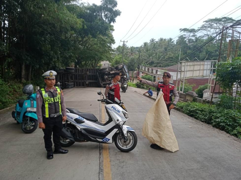 Diduga Tidak Kuat Nanjak, Mobil Truck Bermuatan Kayu Terbalik