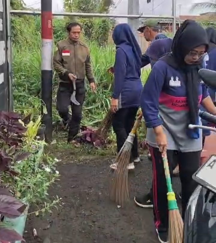 Pemdes Cimanuk Laksanakan Himbauan Bupati Pandeglang Melalui Kegiatan Jumat Bersih