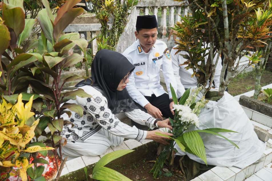 Ziarah ke Makam Mantan Bupati, Bupati Dewi: Kemajuan Pandeglang Tak Lepas dari Peran Pendahulu