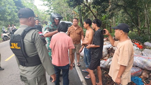 RPM Tangkap Tangan Oknum Supir Truck Buang Puluhan Karung Sampah di Pinggir Jalan Raya AMD Lintas Timur Pandeglang