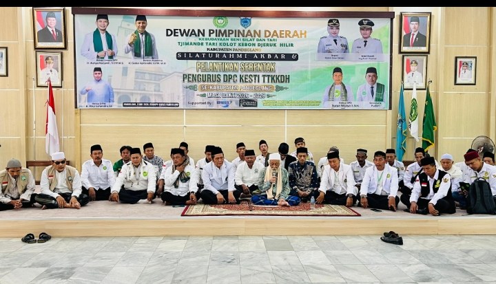 Abuya Muhtadi Pimpin Istighosah Penutup pada Silaturahmi Akbar dan Pelantikan Serentak DPC KESTI TTKKDH se-Kabupaten Pandeglang