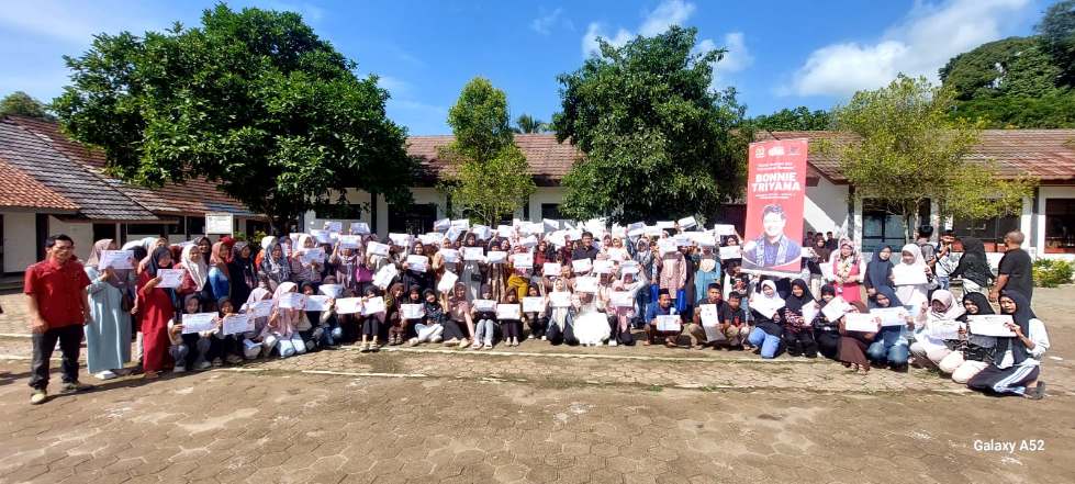 Sampaikan Amanah Rakyat, Dewan PDIP Bonnie Triyana Bagikan Ratusan Sertifikat PIP