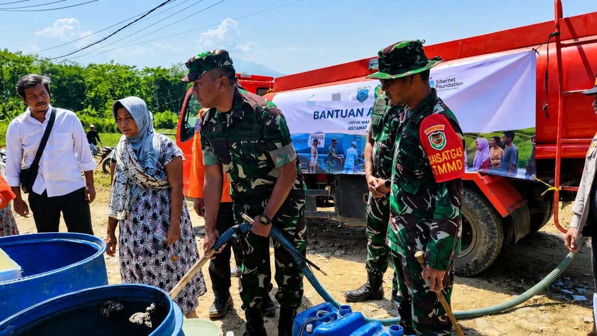 TMMD Ke-129, Danrem 064/MY Tinjau Pembangunan Sarana Air Bersih dan Salurkan Bantuan Sembako