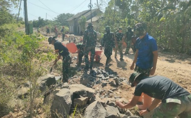 TMMD ke-129, Kodim 0601/ Pandeglang Wujudkan Pembagunan Jalan di Pelosok Desa