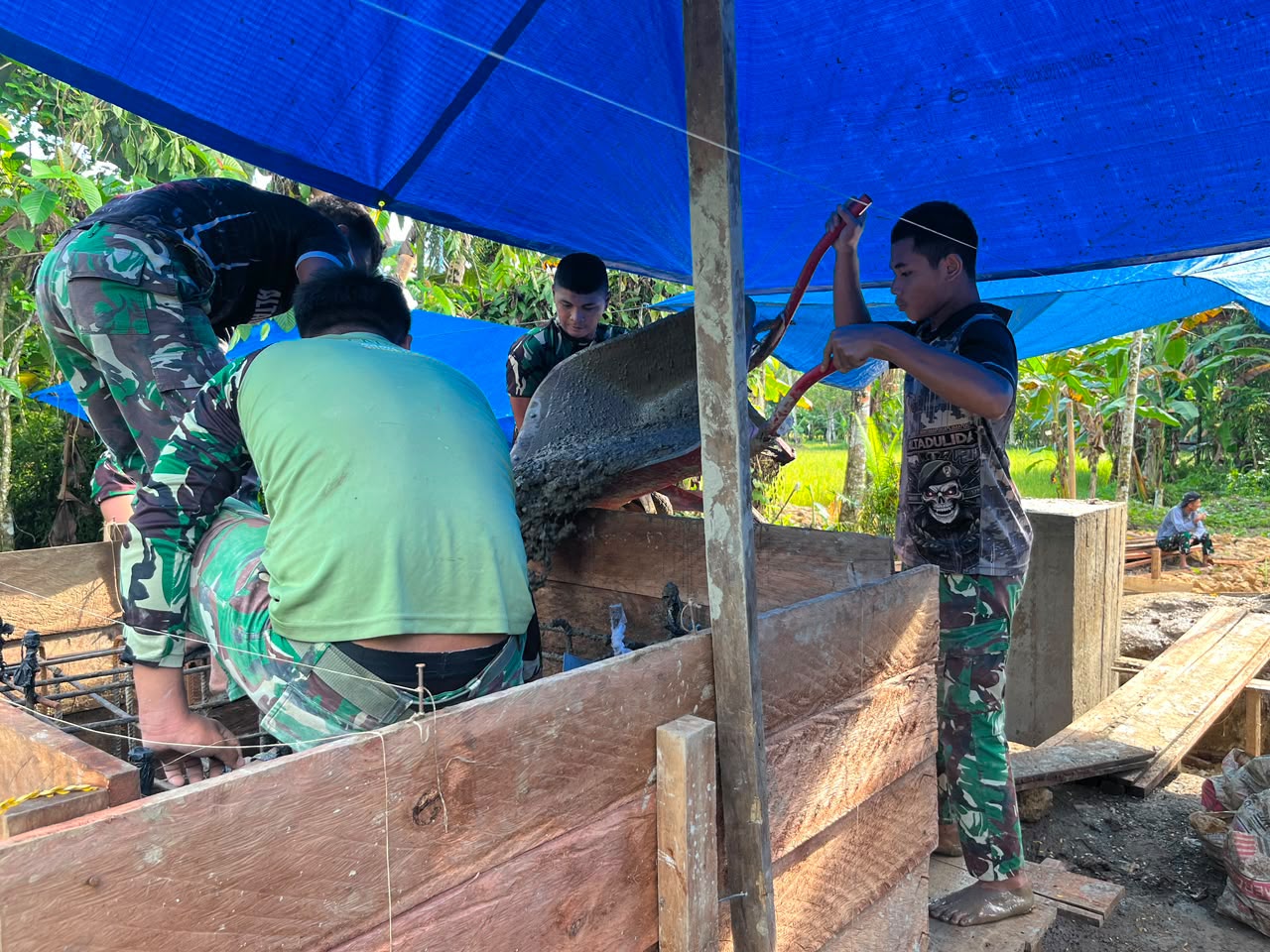 Sentuhan Bakti TNI di Nias, Jembatan Afia Mulai Terbentuk