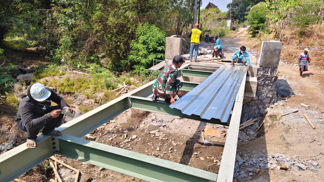 Wujud Kemanunggalan TNI, Babinsa Boyolali Turun Langsung Kawal Pembangunan Jembatan Merah Putih