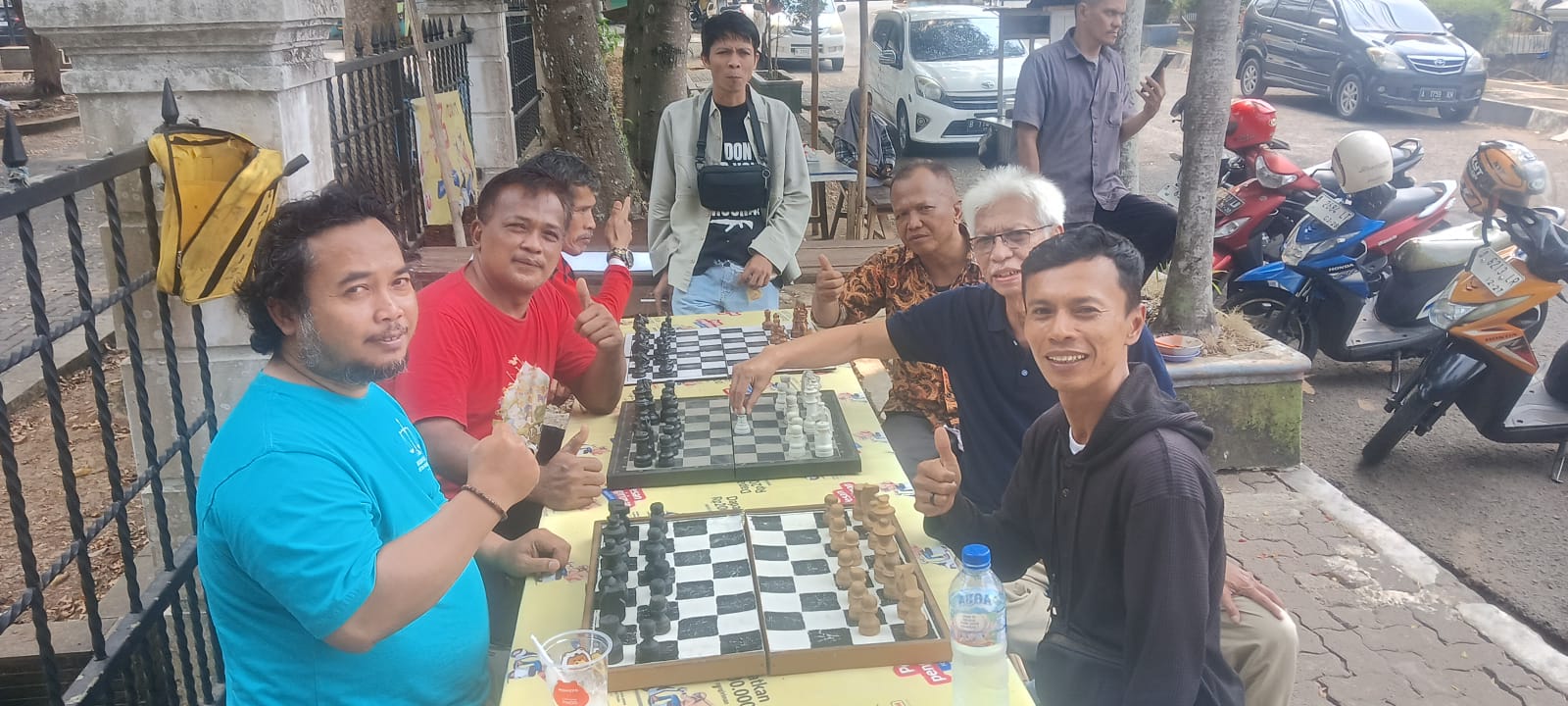 Sambut Kemerdekaan RI ke-81, Wartawan dan Warga Pandeglang Adu Strategi di Arena Catur dan PlayStation