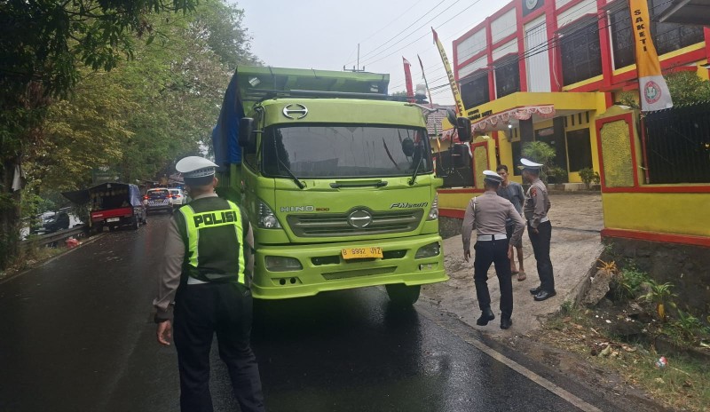 Nekat Melintas di Luar Jam Operasional, Truk Sumbu Tiga Ditindak Satlantas Polres Pandeglang  ​