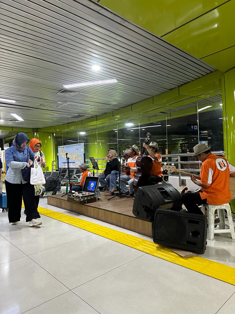 Penumpang Kereta Apresiasi PT KAI Berikan Hiburan Seni Melalui Musik Keroncong