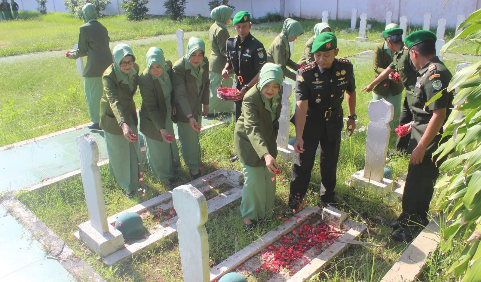 Peringati Hari Juang, Dandim 0601/Pandeglang Pimpin Ziarah di TMP Cihaseum