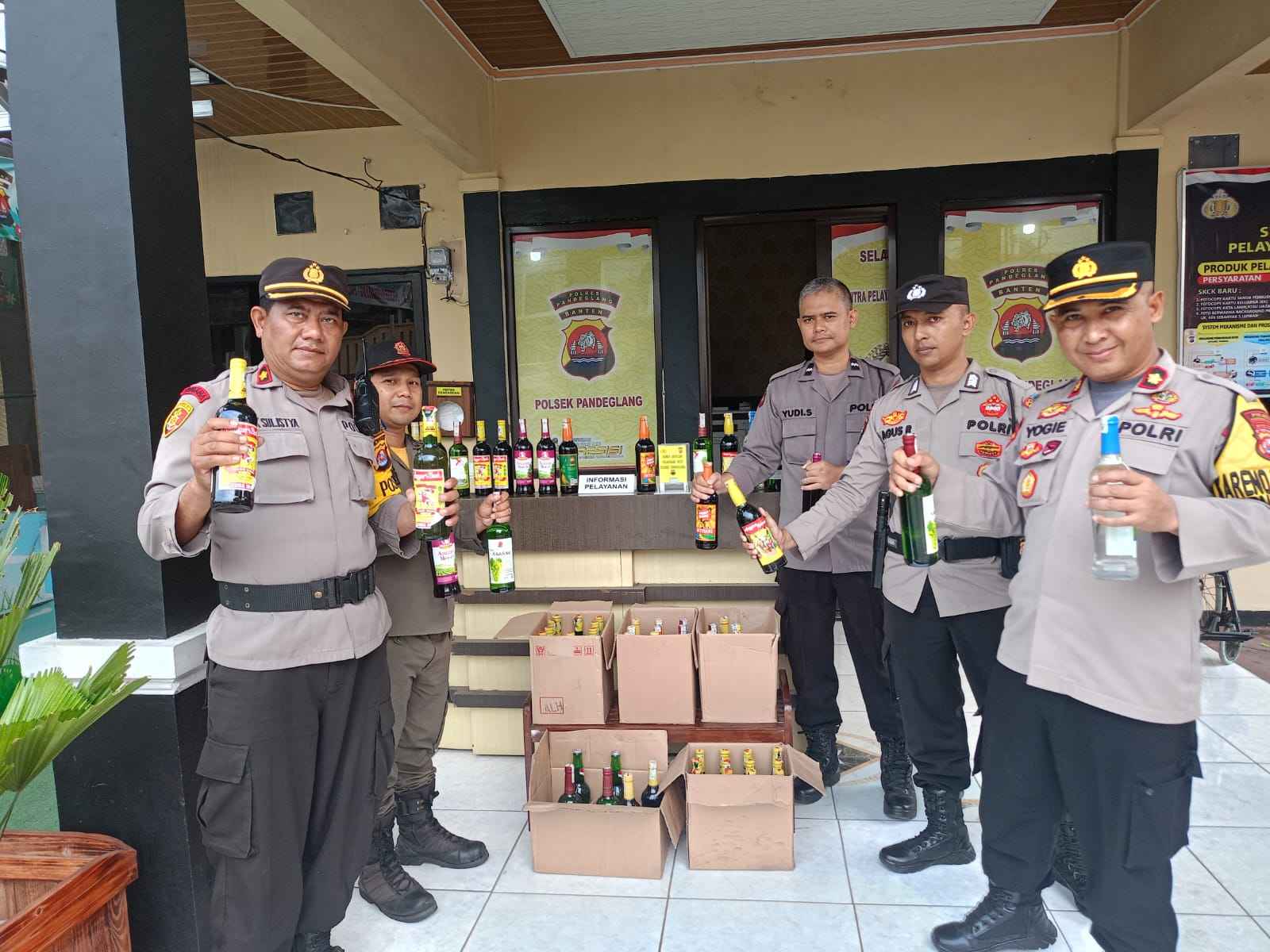 Laksanakan KRYD, Tim Gabungan Polres dan Satpol PP Amankan Puluhan Botol Miras