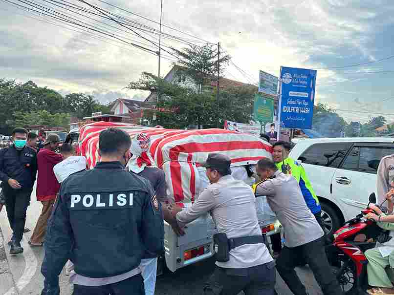 Guna Lancarkan Arus Lalin, Kapolres Pandeglang Ikut Bantu Dorong Kendaraan Mogok