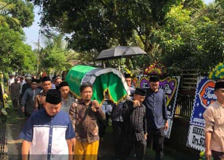 Duka Mendalam, Yoyon Sujana Hantarkan Rekan Seperjuangan di DPRD Banten ke Pemakaman 