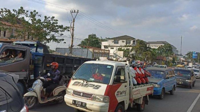 Sebabkan Macet, Perbaikan Jalan Serang – Pandeglang Dikeluhkan, PUPR dan Pelaksana Tidak Profesional 