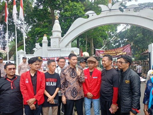 SP2B dan LMND Banten Kawal Aksi Guru Tuntut Hak Pendidik di Pendopo Gubernur