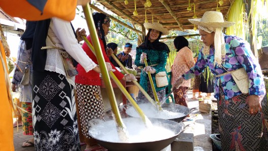 Menjaga Tradisi di Tengah Perkembangan Zaman, Masyarakat Desa Bandung Gelar Festival Bubur Suro 