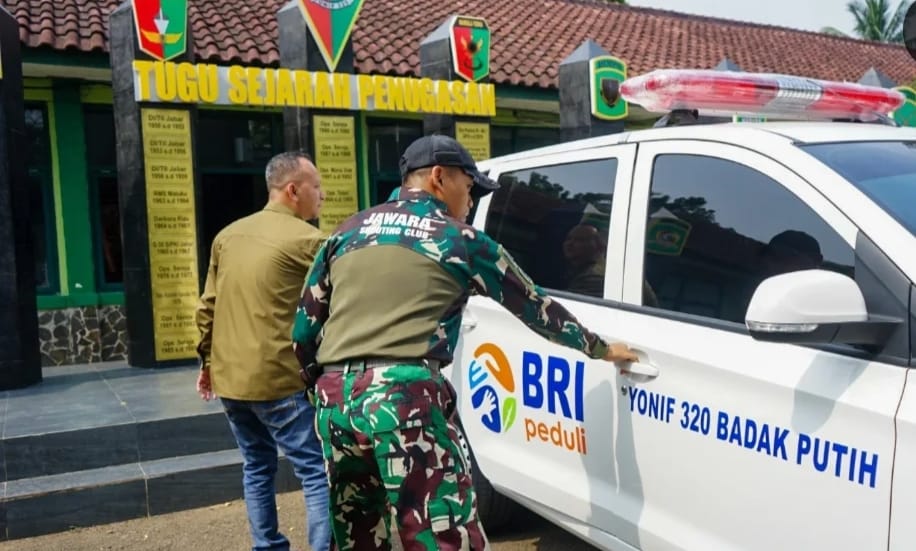 Pinca BRI Pandeglang Serahkan Bantuan Ambulance ke Yonif 320 Badak Putih 