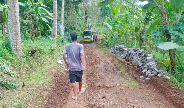 Dongkrak Akses Ekonomi dan Kesejahteraan Warga, Pemdes Koranji Bangun Jalan Desa