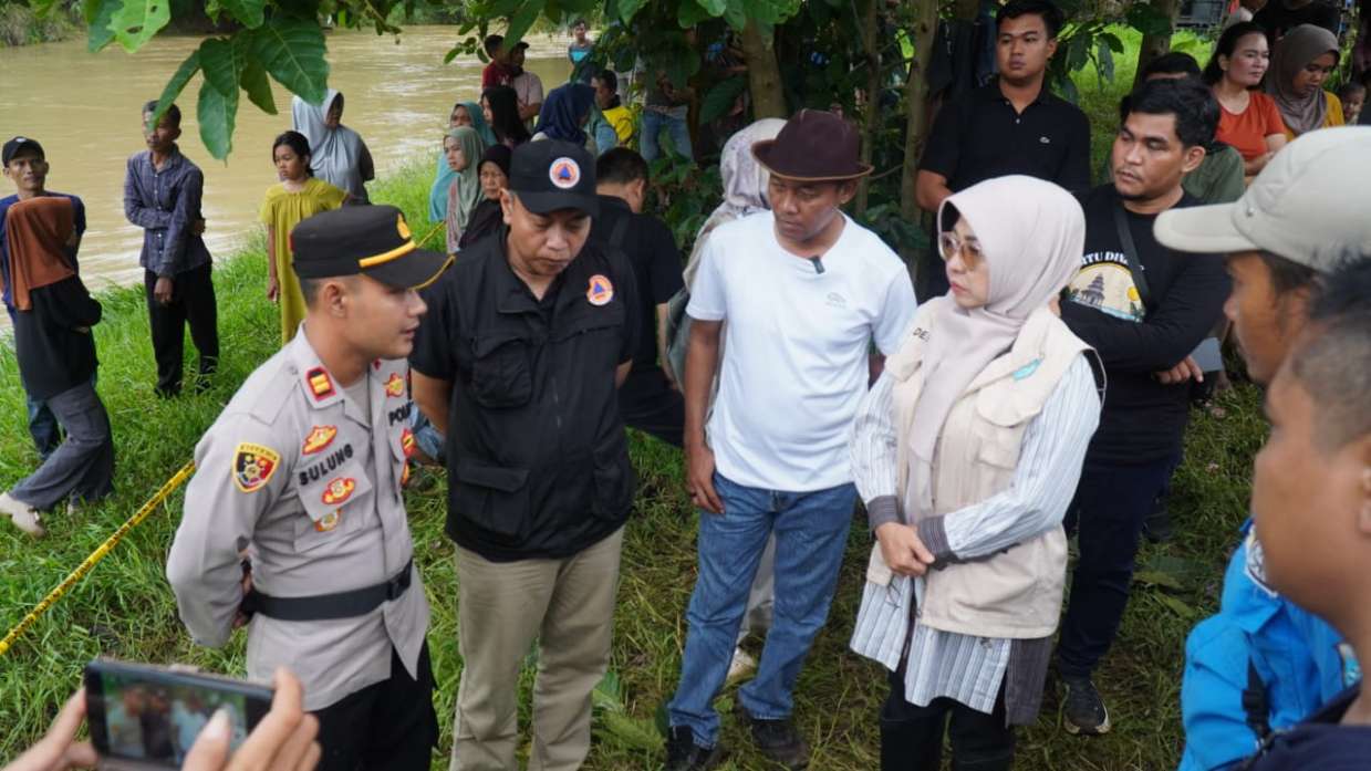 Bupati Raden Dewi Setiani Terjun Langsung ke Lokasi Pencarian Dua Anak Terseret Arus Sungai