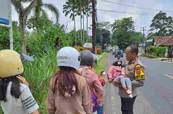 Kapolres Pandeglang Berikan Pertolongan Pertama kepada Korban Kecelakaan