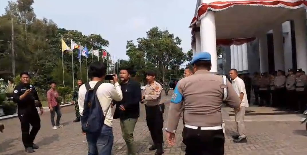 Seorang Pendemo di Gedung DPRD Pandeglang Diduga Lecehkan Profesi Wartawan 